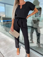 Eleganter Jumpsuit mit Gürtel und V-Ausschnitt